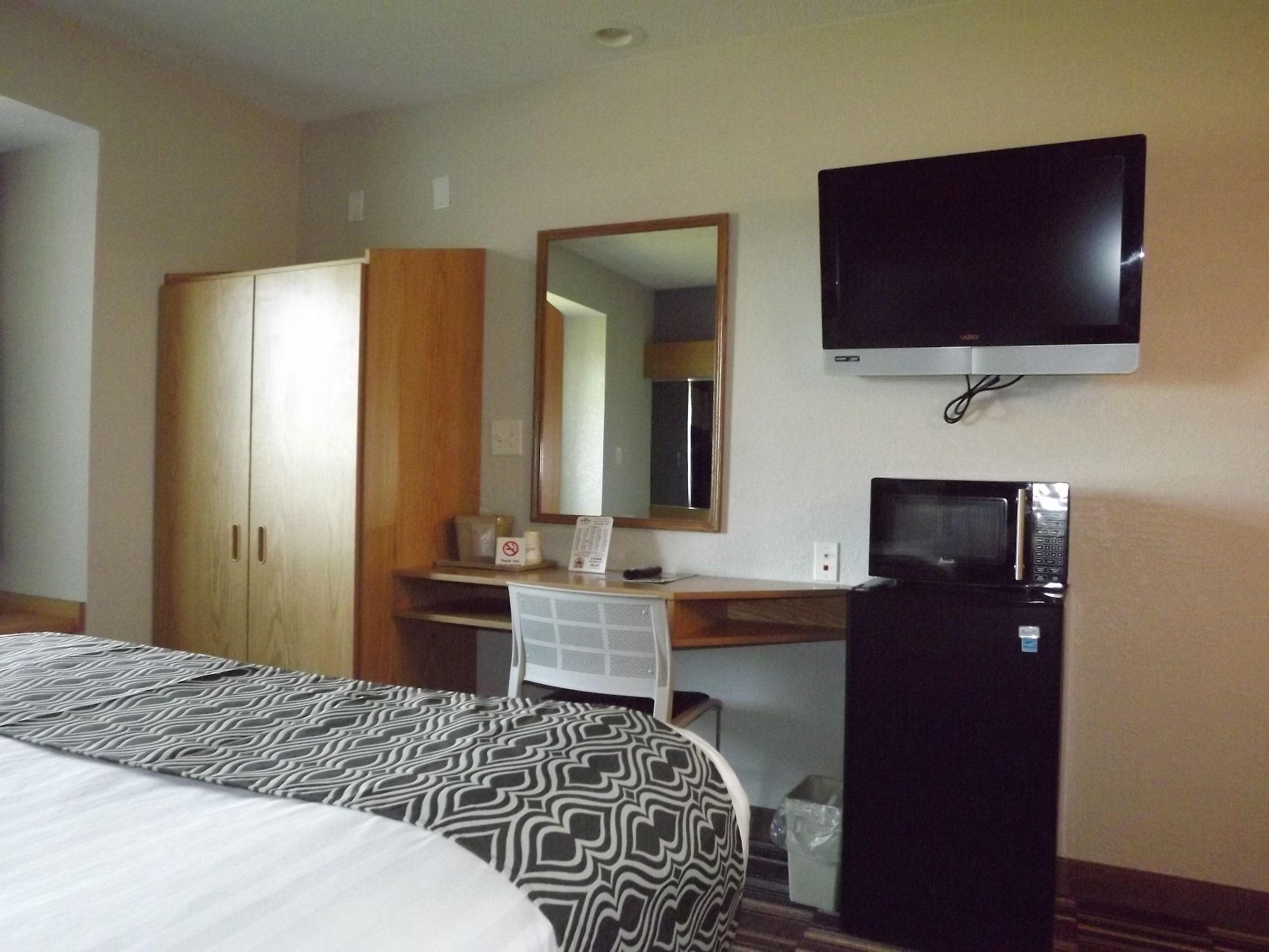 MICROTEL Inn&Suites - Ames Extérieur photo