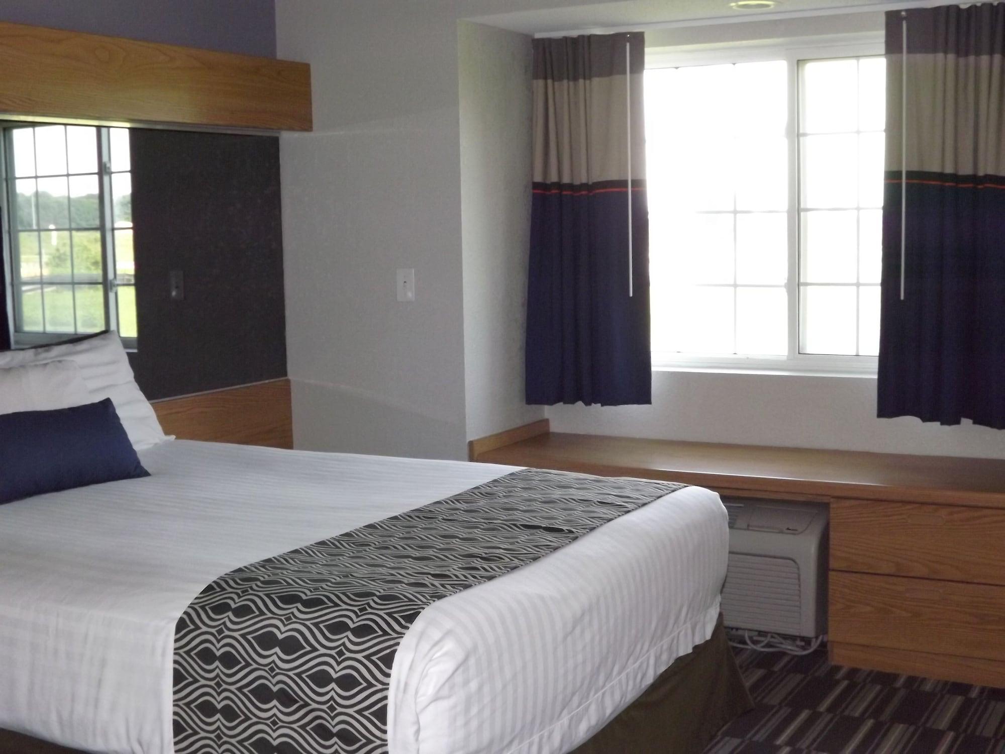 MICROTEL Inn&Suites - Ames Extérieur photo