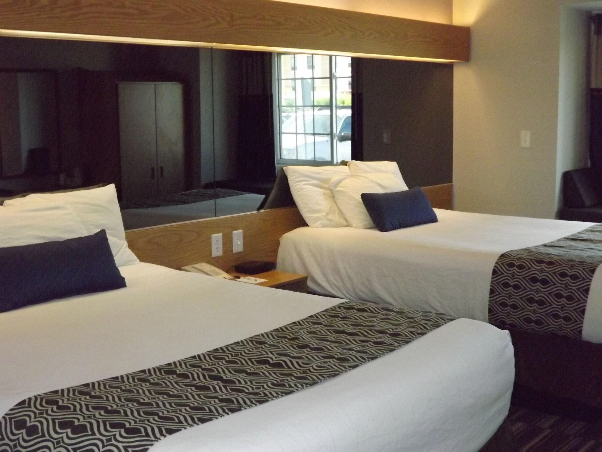 MICROTEL Inn&Suites - Ames Extérieur photo