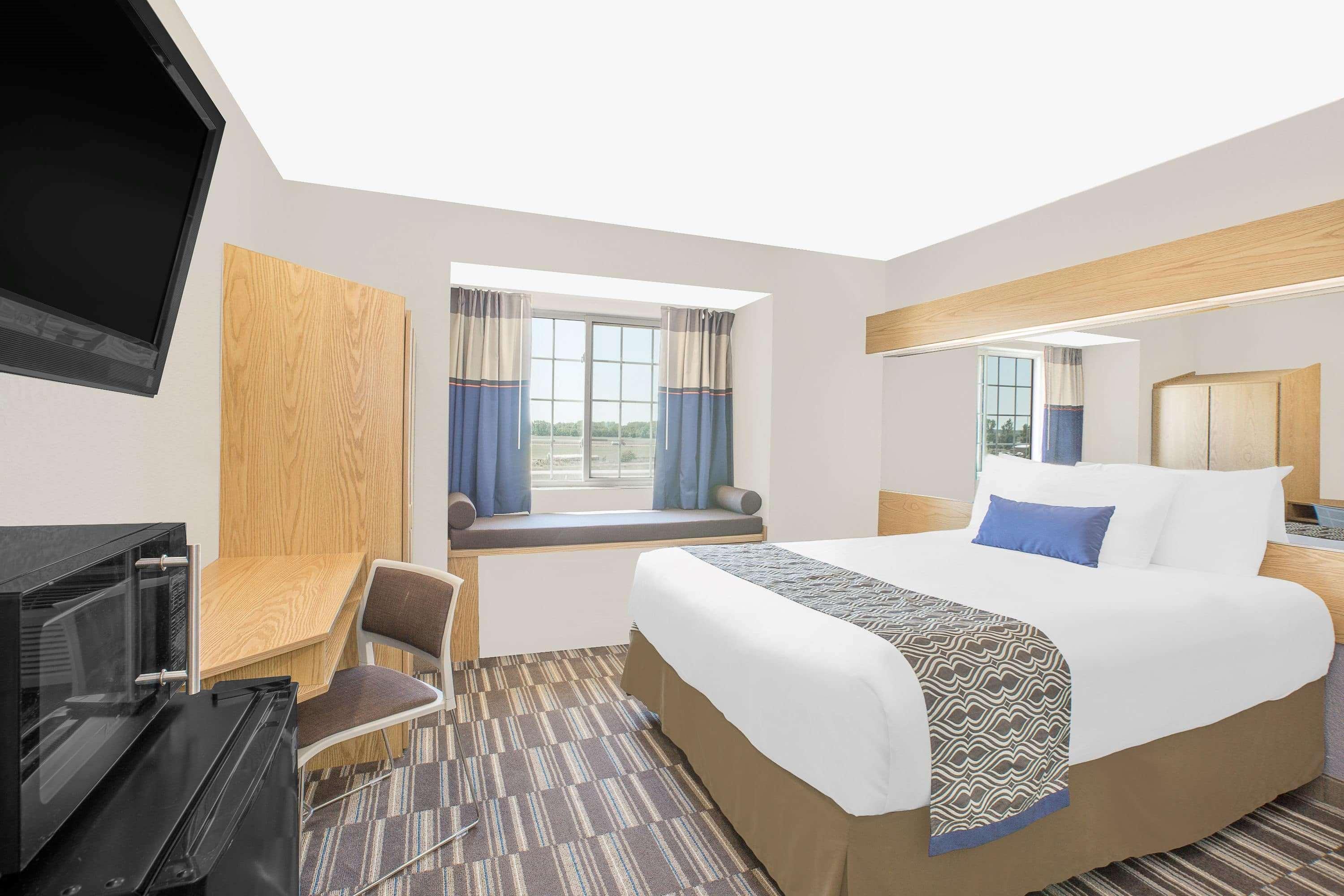 MICROTEL Inn&Suites - Ames Extérieur photo