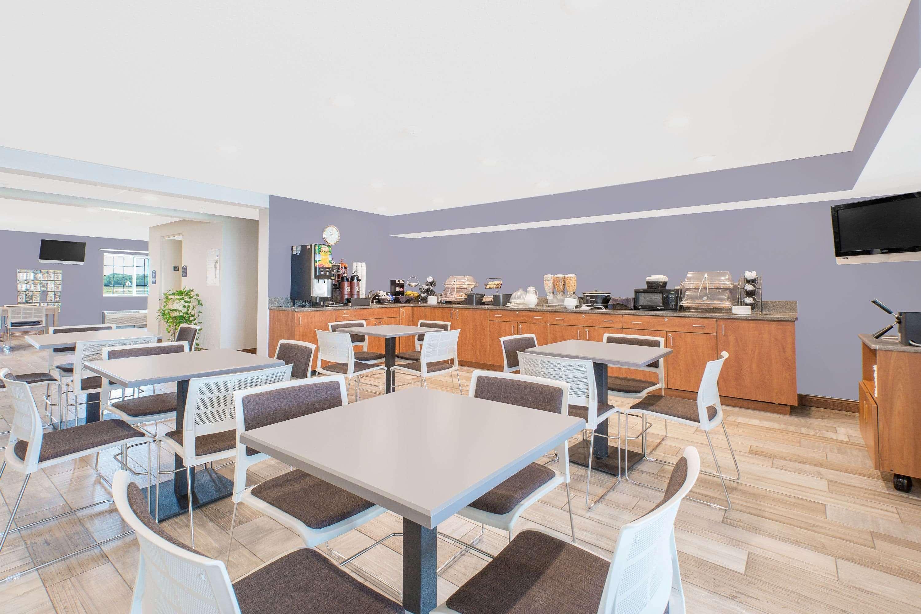 MICROTEL Inn&Suites - Ames Extérieur photo