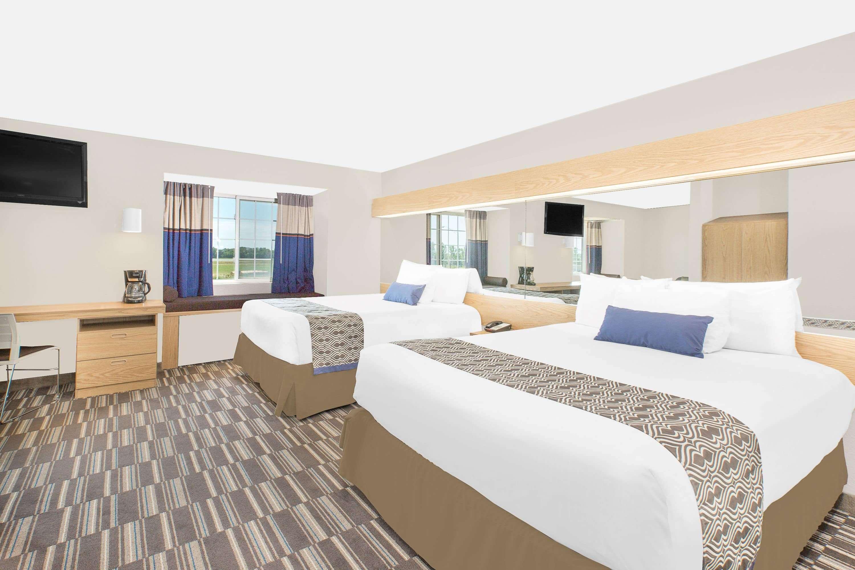 MICROTEL Inn&Suites - Ames Extérieur photo