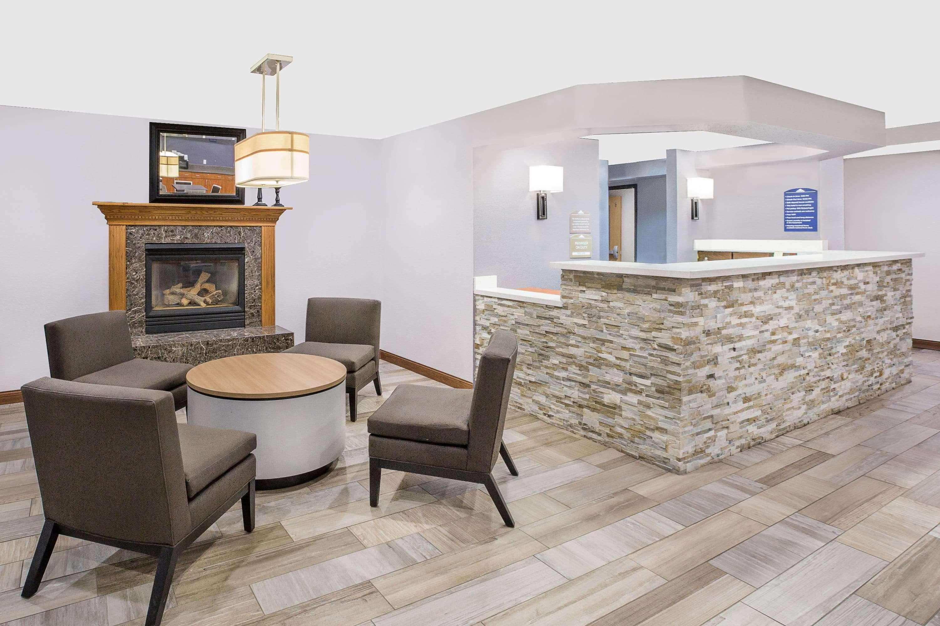 MICROTEL Inn&Suites - Ames Extérieur photo