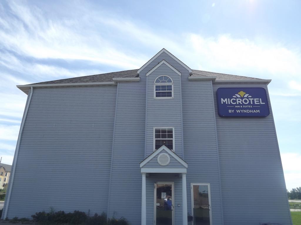 MICROTEL Inn&Suites - Ames Extérieur photo