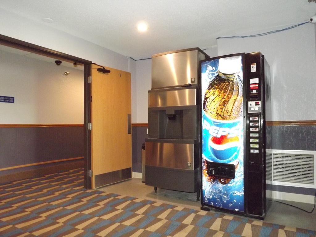 MICROTEL Inn&Suites - Ames Extérieur photo