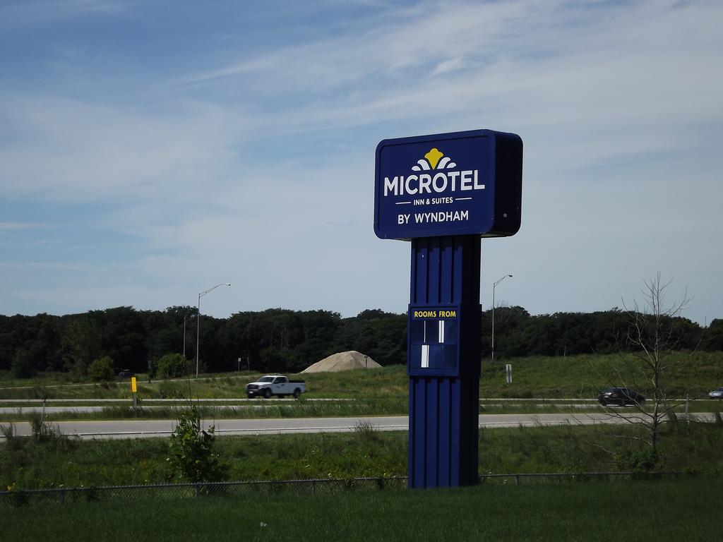 MICROTEL Inn&Suites - Ames Extérieur photo